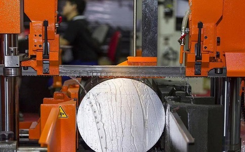 隆林立式金属带锯床切削出现跑带故障解决方法！